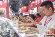 入宅吉日“嗦粉”经济火热 中国多地“食力”出圈